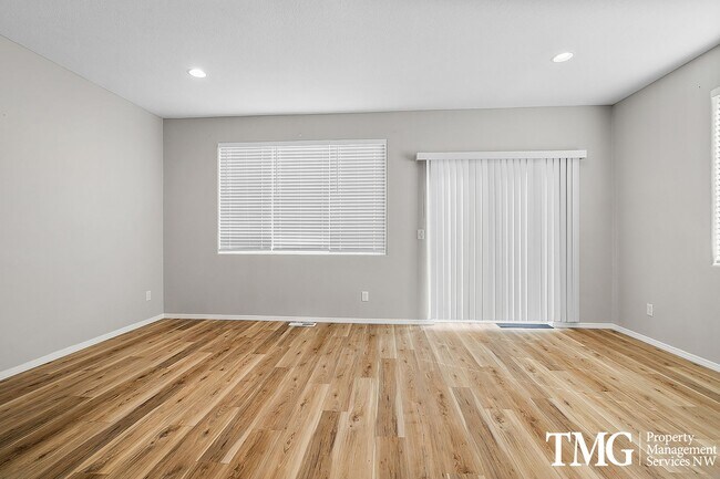 Building Photo - Great 3 Bed 2.5 Bath Corner Townhome in Ha...