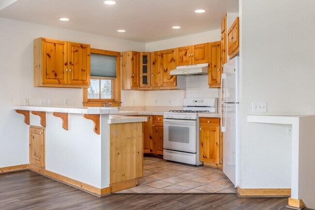 Building Photo - Refreshed Park Ave. Duplex with Historic O...