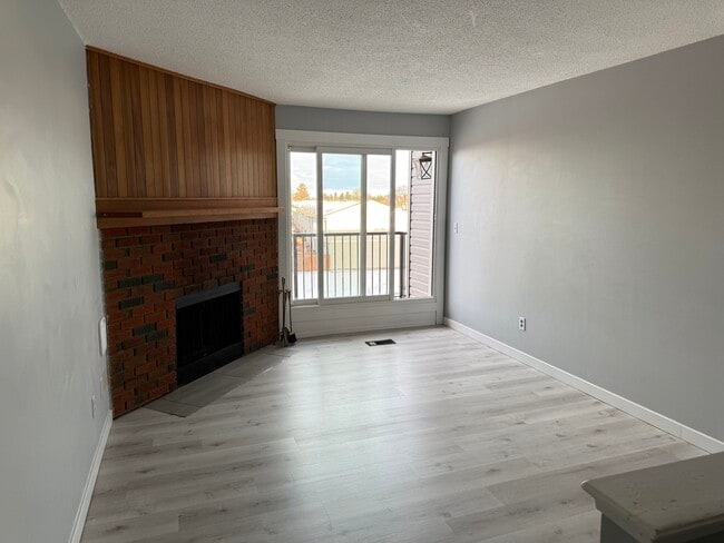 Building Photo - Meadow Mews Apartments