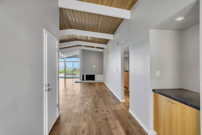 Building Photo - Single story view home overlooking Mission...