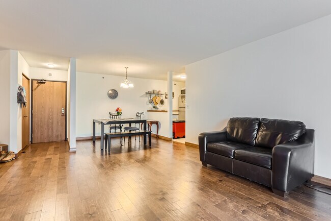 Foto del edificio - 6500 Woodlake Dr