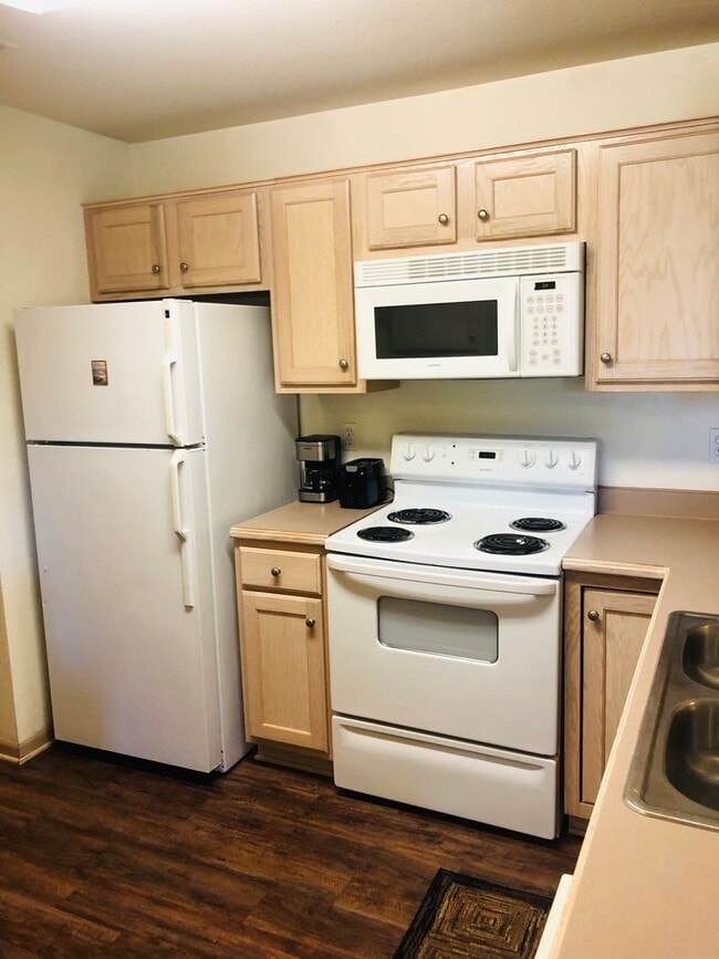 Building Photo - Ideal Location! Recent Remodel!