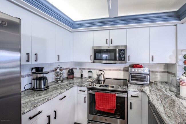 Foto del edificio - PRICE DROP!! FURNISHED ANNUAL RENTAL- WATERFRONT