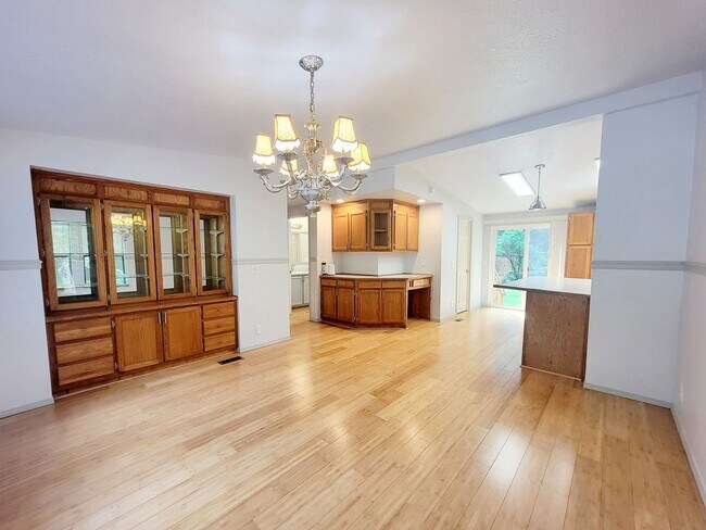 Building Photo - Spacious 3 bed home on expansive lot in Po...