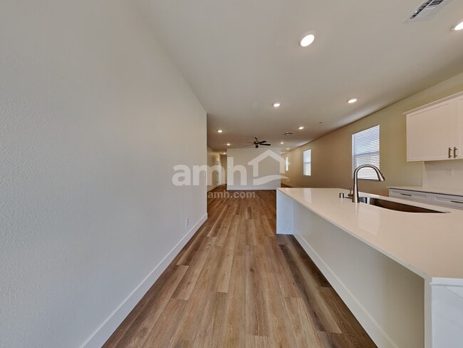 Foto del edificio - 537 Silverbell Falls Pl