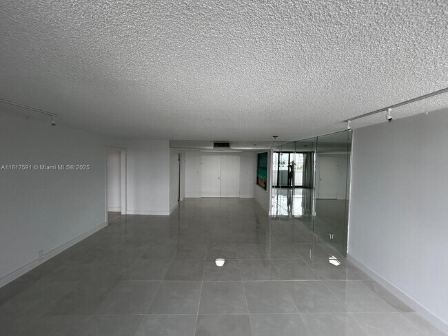 Building Photo - 10101 E Bay Harbor Dr