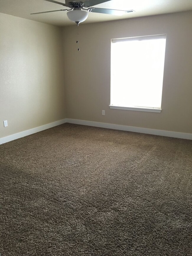 Building Photo - NEWER RENTAL AVAILABLE June 2025-3bed/3.5b...
