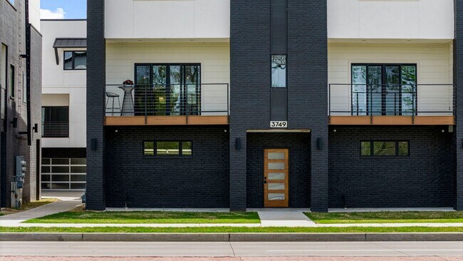 Foto del edificio - Discover modern elegance in the newly constructed Edgewater Condominiums, a boutique community fe...