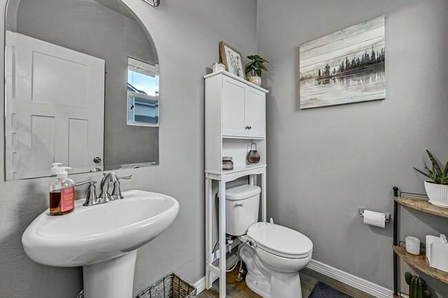 Building Photo - Beautifully finished spacious home w/ all ...