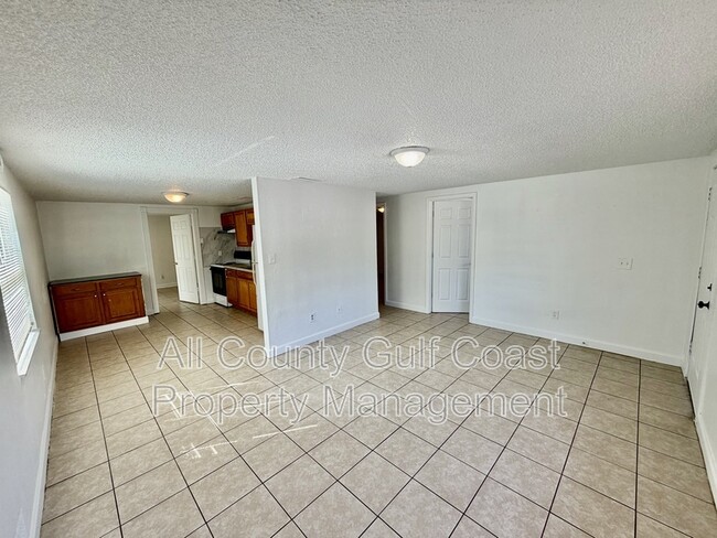 Building Photo - 910 61st Ave E