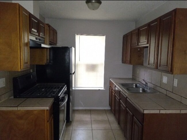 Building Photo - 911 Bret Ln