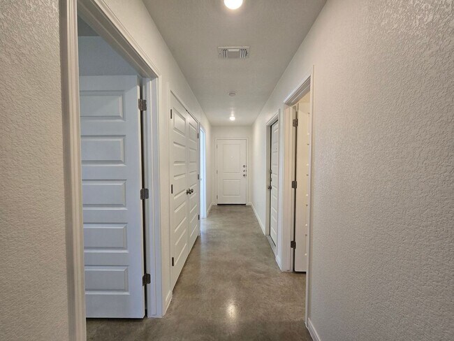 Foto del edificio - 909 Cherry Laurel Ln