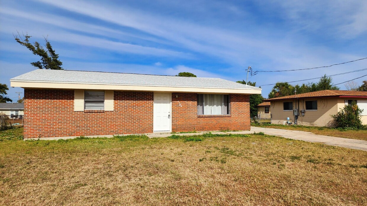 Primary Photo - Clean & Cozy 3 bed/1 bath home with spacio...