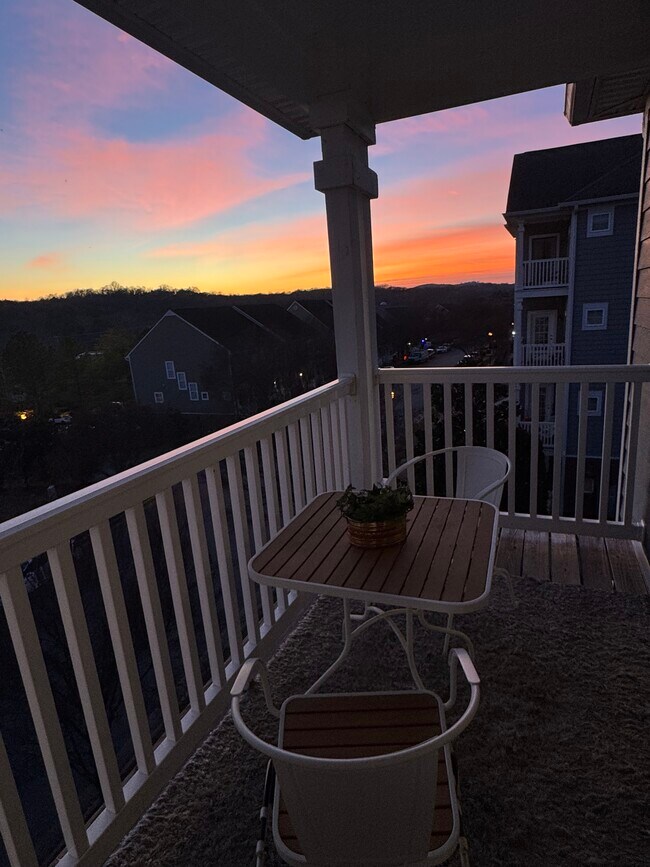 Foto del edificio - 8205 Lenox Creekside Dr