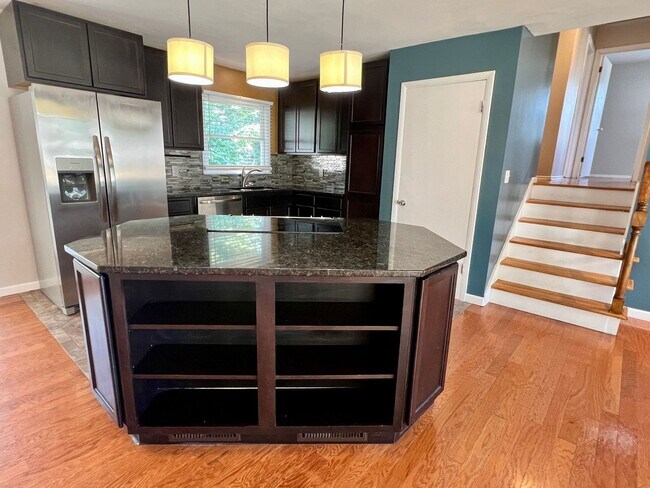 Building Photo - Spacious Home 3 Bedroom w/Fin basement for...