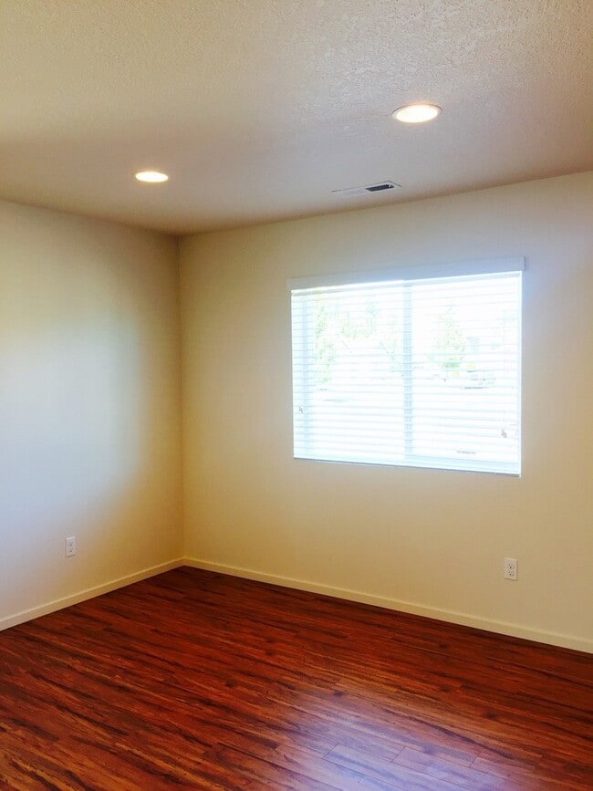 Building Photo - Air Conditioned Newer Battle Ground Home!