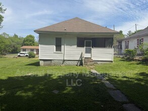 Building Photo - 2104 Laura St