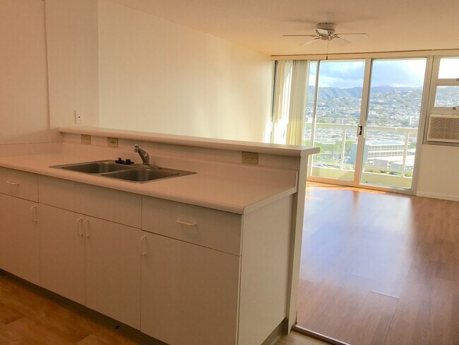 Foto del edificio - Breathtaking mountain view, 1 bdrm, 1 bath, 1 parking, washer/dryer in the unit, window AC