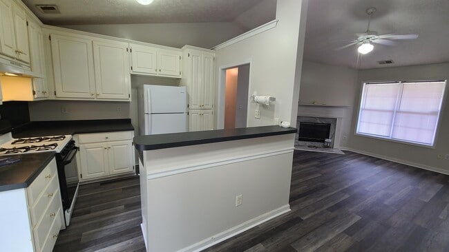 Building Photo - 601 Connors Path