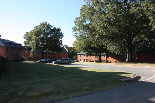 Building Photo - Yorkshire Apartments