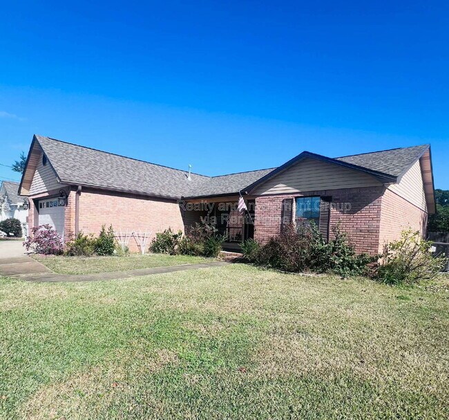 Building Photo - 2220 Kerra Ln