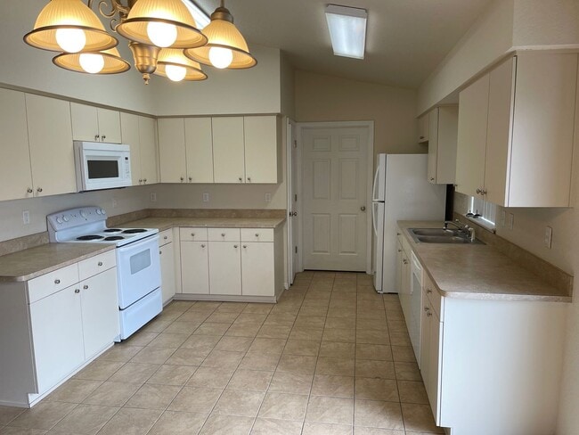 Building Photo - 3 bedroom 2 bathroom Condo