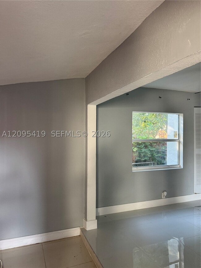 Building Photo - 585 NE 163rd St