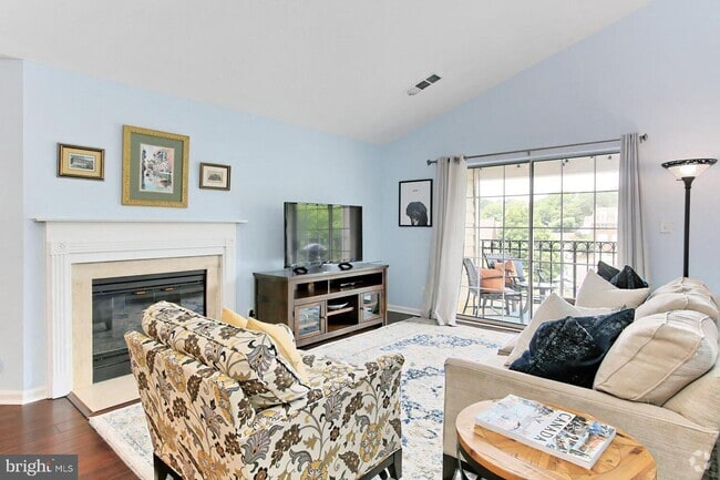 Building Photo - 1100 Quaker Hill Dr
