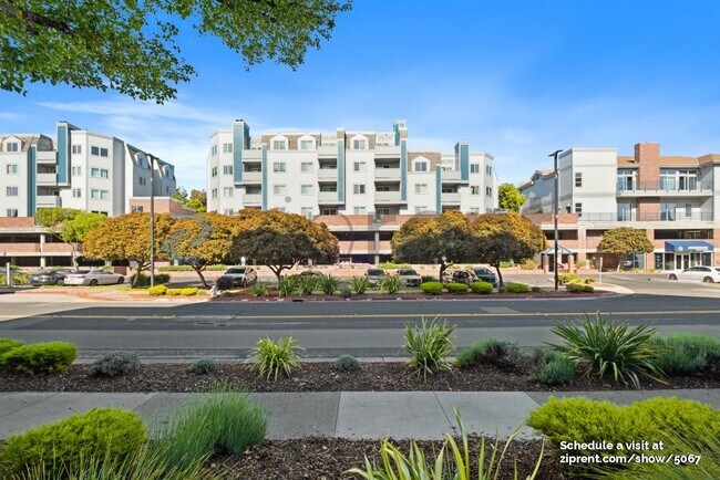 Foto del edificio - 6400 Christie Ave