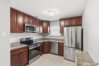 Building Photo - 808 Twin Circle Dr