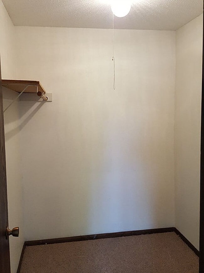 Building Photo - Two Bedroom, One Bathroom