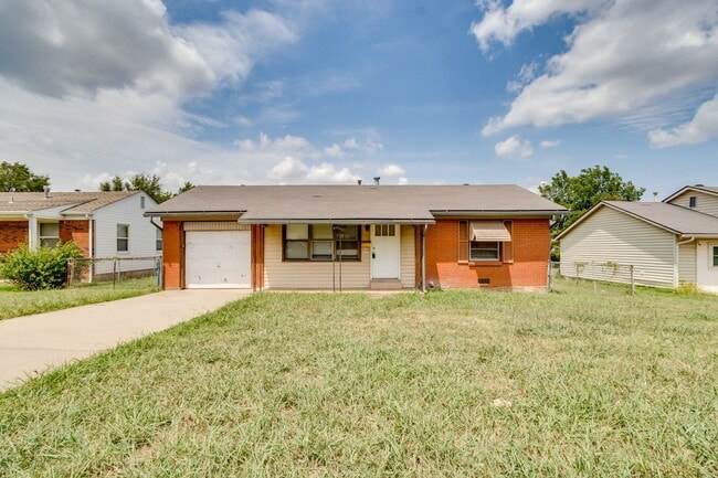 Building Photo - Charming 2-Bedroom Home with Original Hard...