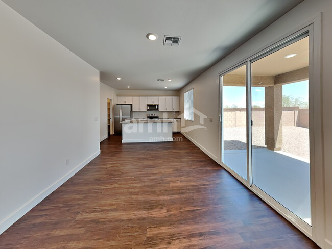 Foto del edificio - 18467 W Honeysuckle Dr