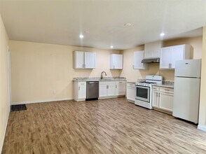 Building Photo - 711 Hahlo St