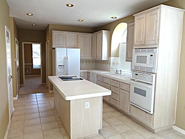 Building Photo - 15303 Baber Ct