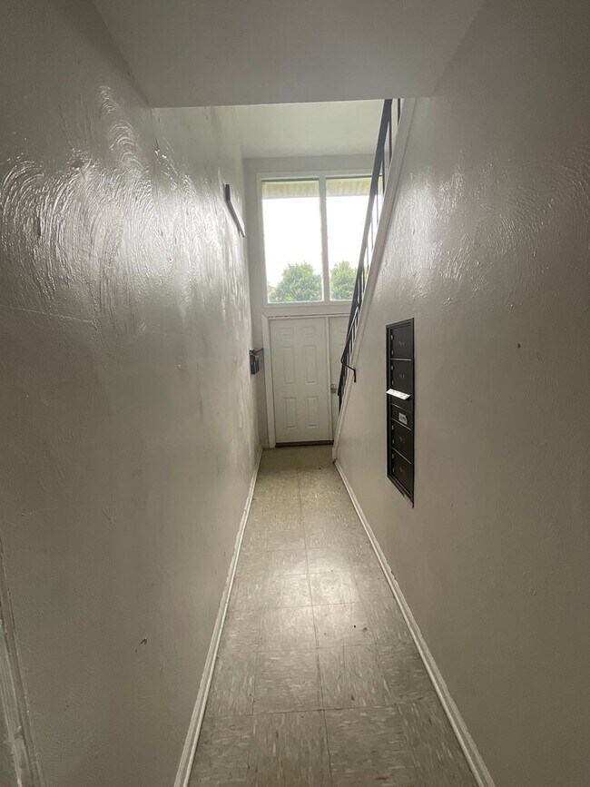 Foto del edificio - Quiet Two Bedroom Apartment off Rodman Ave