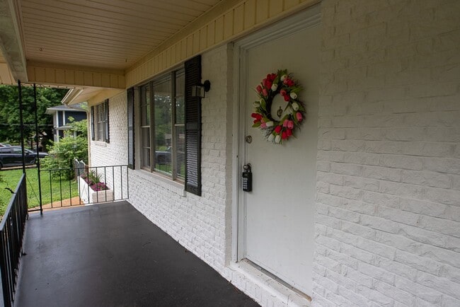 Foto del edificio - Limited-Time Promo! Get $500 OFF Your First Month's Rent!