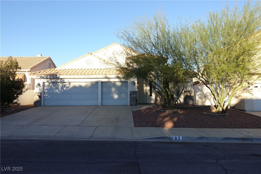 Primary Photo - 682 Scenic Tierra Ln
