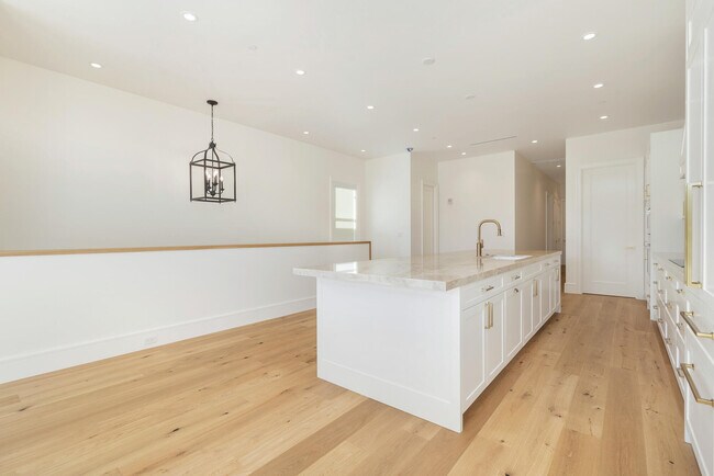 Foto del edificio - 261 Royal Poinciana Way