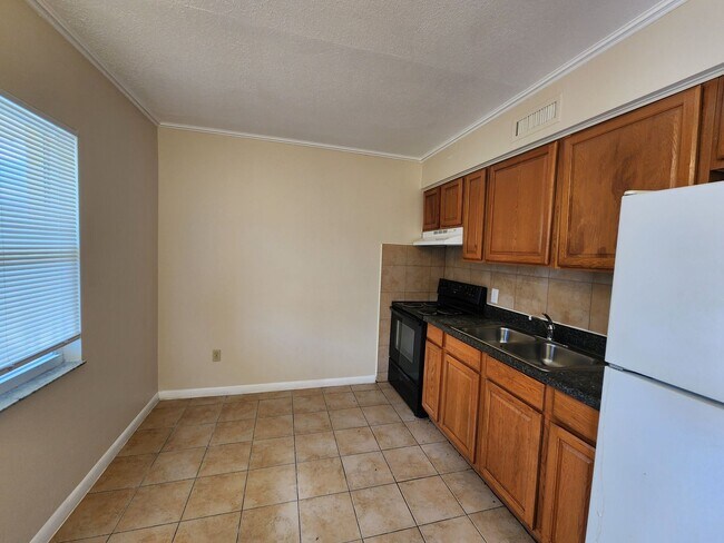 Foto del edificio - 1761 Fowler St