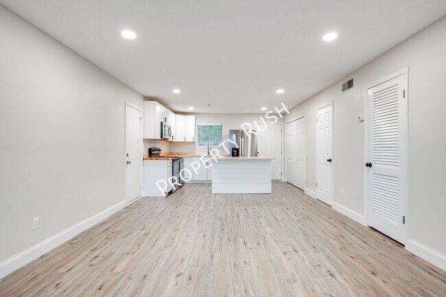 Building Photo - 2323 Green Forest Dr