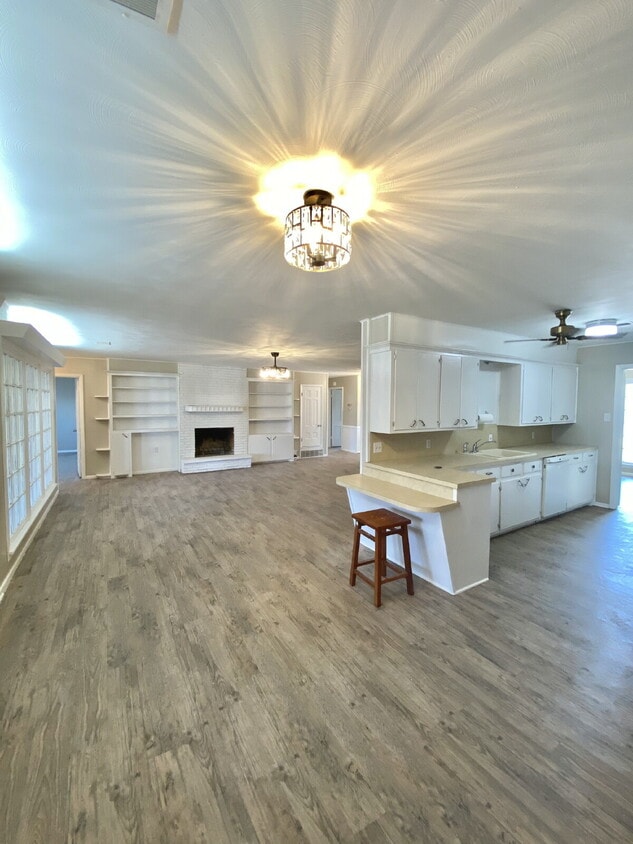 Primary Photo - Spacious 4-Bedroom, 3-Bath Home in Central...