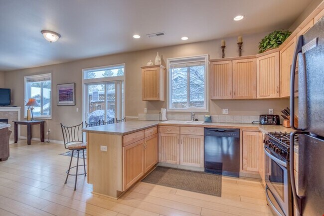 Building Photo - Furnished 3 Bedroom only 24 minutes from M...