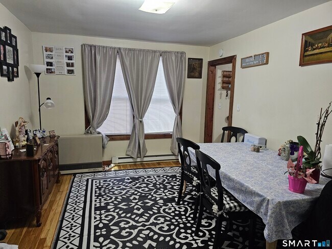 Foto del edificio - 34 Terryville Ave
