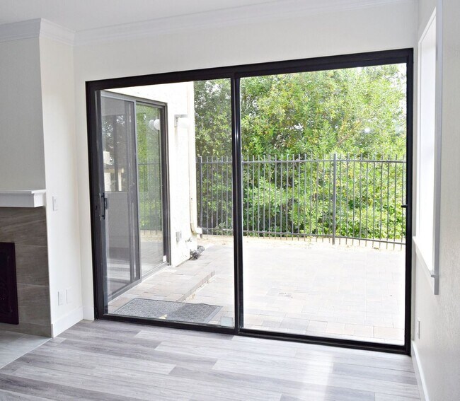 Foto del edificio - Stunning 4BR 2.5BA UTC Townhome - Updated ...