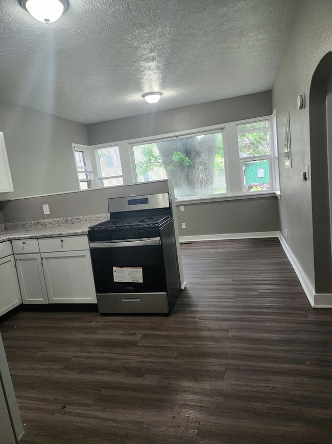 Building Photo - Newly updated duplex