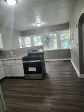 Building Photo - 702 1/2-01-1/2 High St Rd