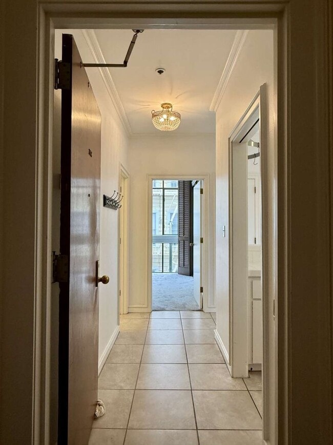 Building Photo - Top Floor Condo in Nob Hill