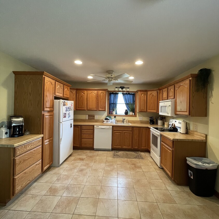 Kitchen area - 6384 S Scottdale Rd