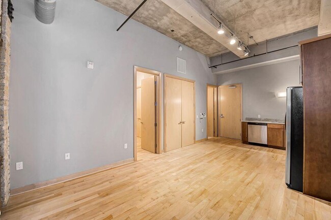 Building Photo - 239 E Chicago St